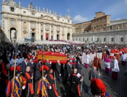 Pemakaman Bersejarah di Roma: Lockdown Total, Zona Terbang Dilarang