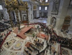 Ribuan Umat Berdesak-desakkan di Basilika Santo Petrus untuk Melihat Paus Fransiskus, 128.000 Orang Saksikan Peristiwa Ini