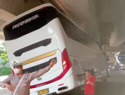 [Kolong Flyover Cempaka Putih Jadi Tempat Bus Nyangkut, Macet Mengerikan!]