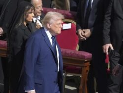 Trump-Zelensky Saling Sapa di tengah Kebaktian Paus Fransiskus: Apa yang Terjadi?