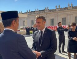 **Jokowi dan Macron Saling Sapa di Pemakaman Paus Fransiskus, Apa yang Terjadi?**