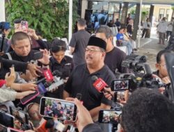 “Rano Karno Melayat ke Rumah Duka: Eks Gubernur DKI, Kakek Bimbim yang Tetap Berdaya!”