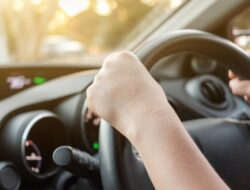 “Wow! 2 Bocah Curangi Parkiran, Mobil Viral di Bandung”