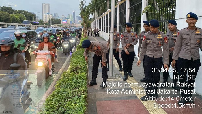 Brimob Polda Metro Bersiagai di DPR, Jaga Ketertiban jelang May Day