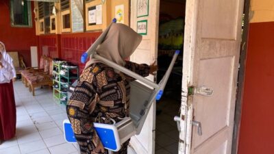 “Heboh Ortu Siswi SD di Lebak Gotong-gotong Pengganti Kursi Rusak: Solidaritas Menyelamatkan Pendidikan”