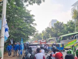 “Macet Mendera Jalan Medan Merdeka Selatan, Jelang May Day di Monas: Kendaraan Antre Panjang”