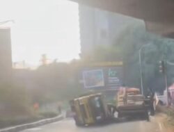 Tragedi di Jalan Bogor: Truk Pengangkut Semen Terguling