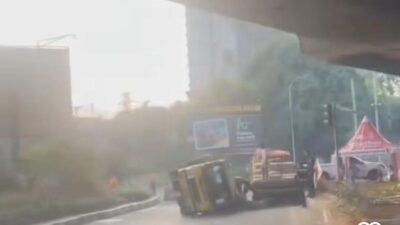 Tragedi di Jalan Bogor: Truk Pengangkut Semen Terguling