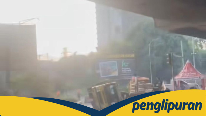 Tragedi di Jalan Bogor: Truk Pengangkut Semen Terguling