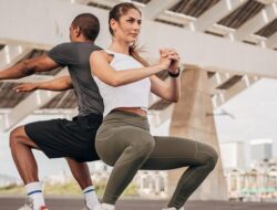 “Bisa Squat 50 Kali Non Stop? Takjubkan Temanmu dengan Kebugaranmu di Umur 20-an!”