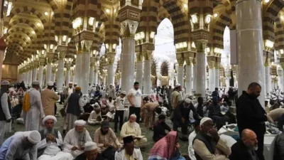 “Dear Jemaah Haji RI, Jangan Paksakan Salat Arbain di Madinah: Waspadai Risiko Kebiasaan”
