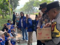 Polisi Manjakan Massa Buruh dengan 500 Dus Air dan Permen di May Day