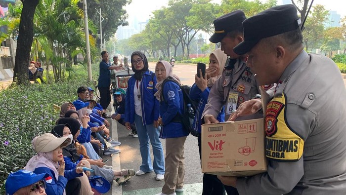 Polisi Manjakan Massa Buruh dengan 500 Dus Air dan Permen di May Day