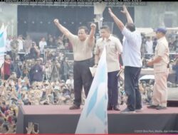 Prabowo Bersikeras, Aksi Lepas Baju Safari Jadi Perbincangan!