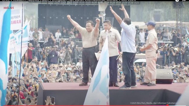 Prabowo Bersikeras, Aksi Lepas Baju Safari Jadi Perbincangan!