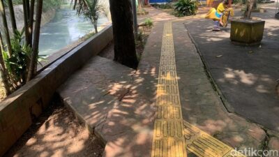 **Guiding Block Arah Sungai di Benhil Dibongkar, Warga Desak Peningkatan Pagar**