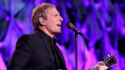 Dari panggung ke perjuangan: Cerita Michael Bolton melawan kanker otak yang mengejutkan