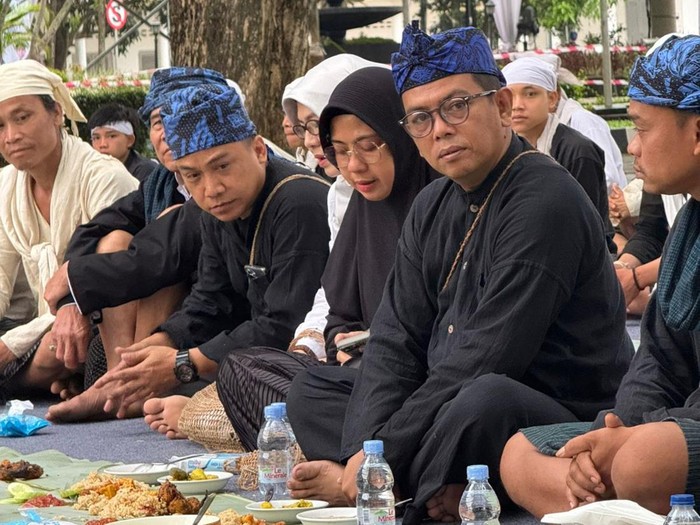 Gubernur Banten Andra Soni, Perdana Sarapan Bersama Warga Baduy di Seba