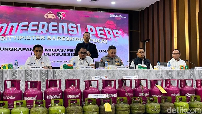 **Modus Pengoplos Gas Subsidi: 3 KG Jadi 12 KG di Karawang-Semarang**