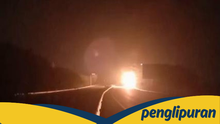 Truk TNI Diduga Angkut Amunisi Terbakar di Tol Gempol, Ledakan Terjadi di tengah Malam