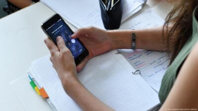 “Jerman Bakal Larang Pelajar Ber-Handphone Ria di Sekolah? Ini Fakta yang Mungkin Anda Lewatkan!”