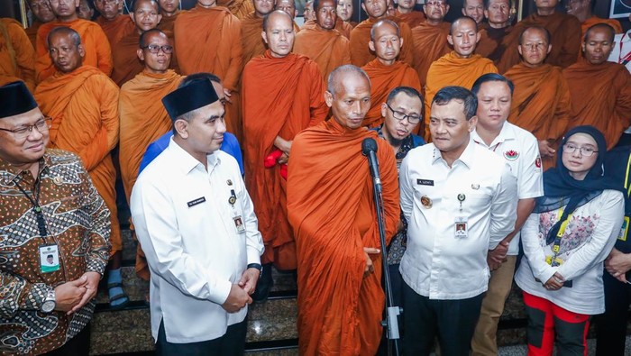 Sambut Bhikku Thudong, Ahmad Luthfi Gugah Warga Jaga Toleransi dalam Era Global