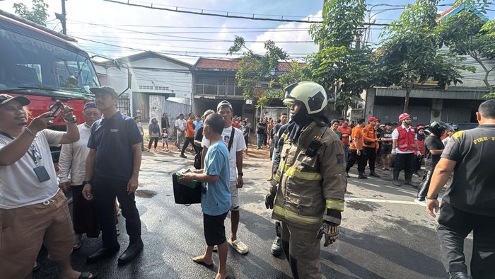 Tragedi Api Menerjang Jalan Semarang Surabaya, 5 Kios Buku Hancur!