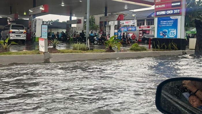 Hujan Deras, Jalan Raya di Ciputat Arah Pamulang Tergenang: Bencana yang Menggugat Kebijakan Drainase