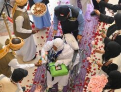 **Jemaah Haji RI Resmi Datang di Makkah, Sambutan Selawat dan Mawar Menyambut Kehadiran Mereka**