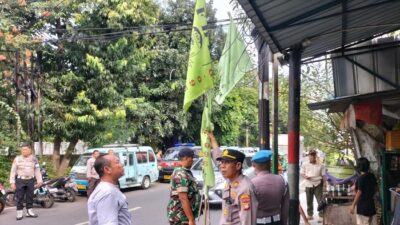 Ratusan Bendera Ormas Ditempatkan, Polisi Jakarta Barat Tegakkan Aturan!