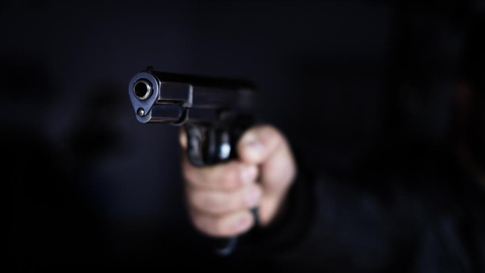 Pria Cikarang Ancam Suporter dengan Pistol Mainan: Motif Mengejutkan Terungkap!