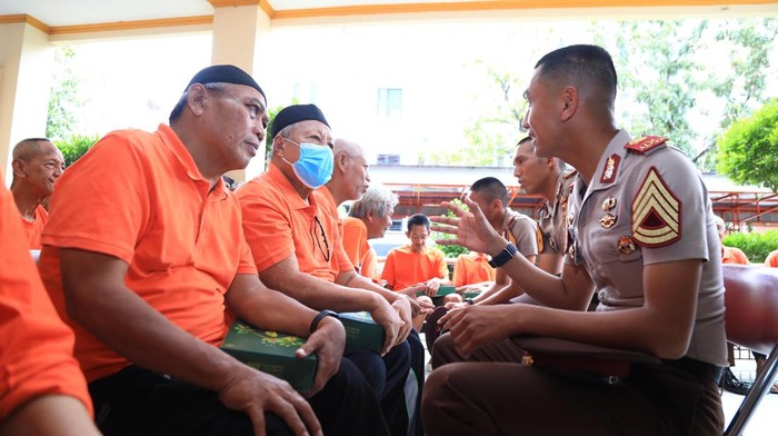 Gelora Kebaikan Taruna Akademi Kepolisian, Menyentuh Hati Lansia di Rumah Perlindungan