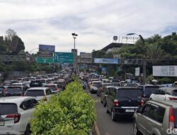 Puncak Bogor Ambruk, 100 Ribu Kendaraan Tertahan Akibat Arus Balik Wisatawan