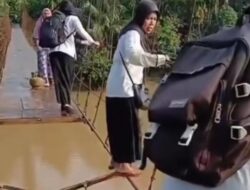 4 Guru SD di Merangin Jambi Viral Lewat Tali Jembatan Gantung demi Kegiatan Mengajar