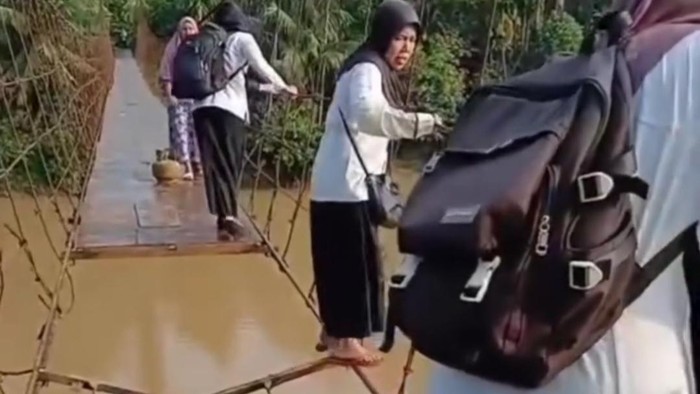 4 Guru SD di Merangin Jambi Viral Lewat Tali Jembatan Gantung demi Kegiatan Mengajar