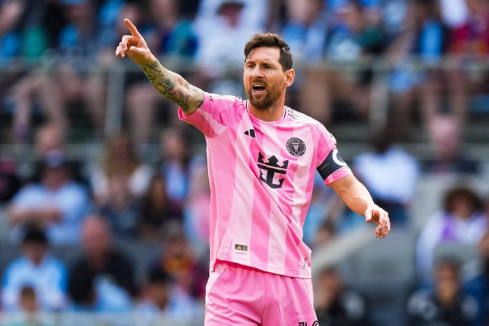 Messi Frustrasi: Diperintah Henti Setelah Peluit Panjang Berbunyi, Kartu Kuning Menambah Derita