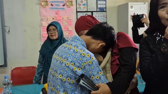 **Tangisan Para Siswa SD Depok di Pelukan Ibu Usai Geger Tawuran: Kasus yang Mencengangkan**