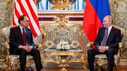 **PM Malaysia Anwar Ibrahim Bertemu Putin, Bicarakan Jatuhnya MH17**