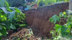 “Hujan Deras di Bogor, Makam Terbawa Longsor: Bencana yang Tak Terduga”