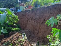 “Hujan Deras di Bogor, Makam Terbawa Longsor: Bencana yang Tak Terduga”