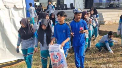Warga-Siswa Bersihkan Alun-alun Cikande di Festival Gerakan Desa Peduli Sampah – Update 2