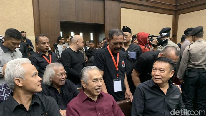 Sidang Hasto Kristiyanto: Dari Ganjar Pranowo hingga Anggota DPR PDIP Hadir!