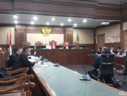 **Penyelidik KPK Jadi Saksi, Kubu Hasto Turunkan Protes Hebat di Sidang**