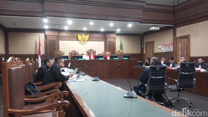 **Penyelidik KPK Jadi Saksi, Kubu Hasto Turunkan Protes Hebat di Sidang**