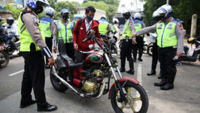 Polisi Tilang Motor Tanpa Pelat Belakang, Ternyata Nunggak Kredit: Kisah di Balik Langgaran