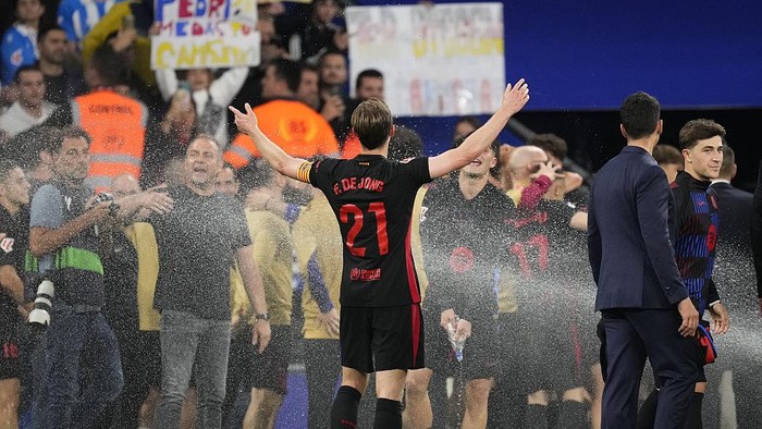 **Flick, Mesin Penyemprot Air, dan Ratu LaLiga: Kisah Selebrasi Barca yang Mengguncang Eropa**