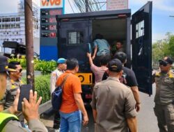 21 Atribut Ormas dan 10 Jukir Liar Diamankan di Jakbar dalam Operasi Berantas Jaya 2025