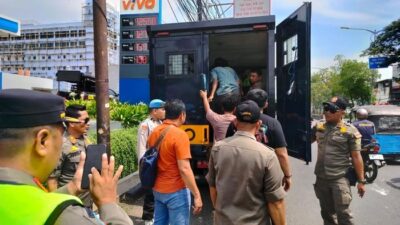21 Atribut Ormas dan 10 Jukir Liar Diamankan di Jakbar dalam Operasi Berantas Jaya 2025