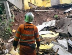 Hujan Deras di Bogor Ambrukkan Rumah, ABG Berjuang melawan Maut dalam Reruntuhan