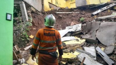 Hujan Deras di Bogor Ambrukkan Rumah, ABG Berjuang melawan Maut dalam Reruntuhan